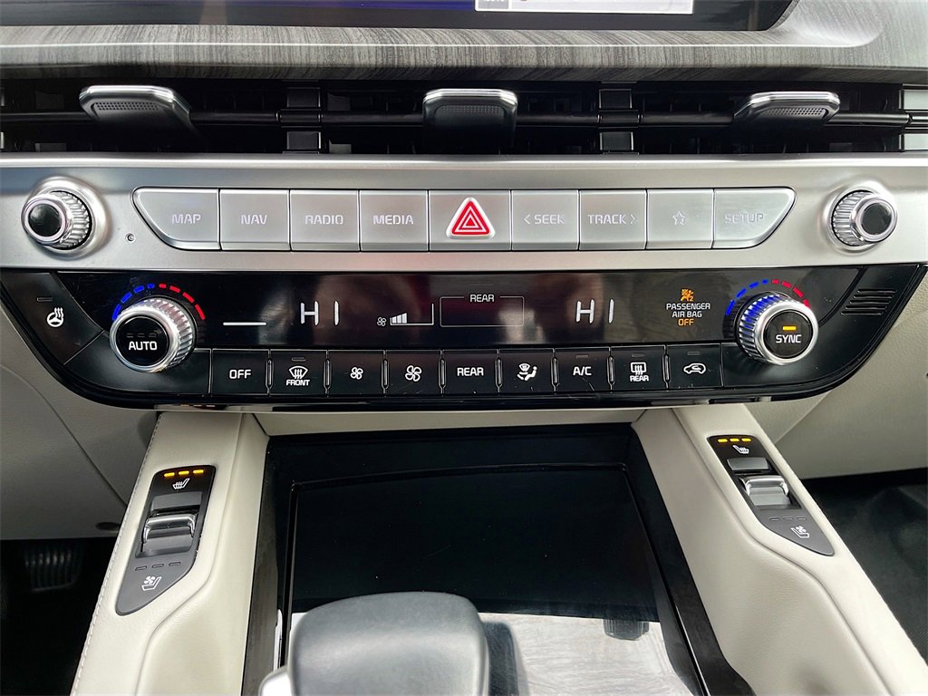 Used 2024 Kia Telluride EX w/ EX Captain's Chair Package image 16