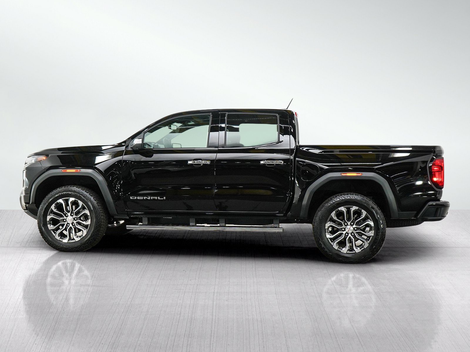 Used 2024 GMC Canyon Denali AWD/4WD image 2