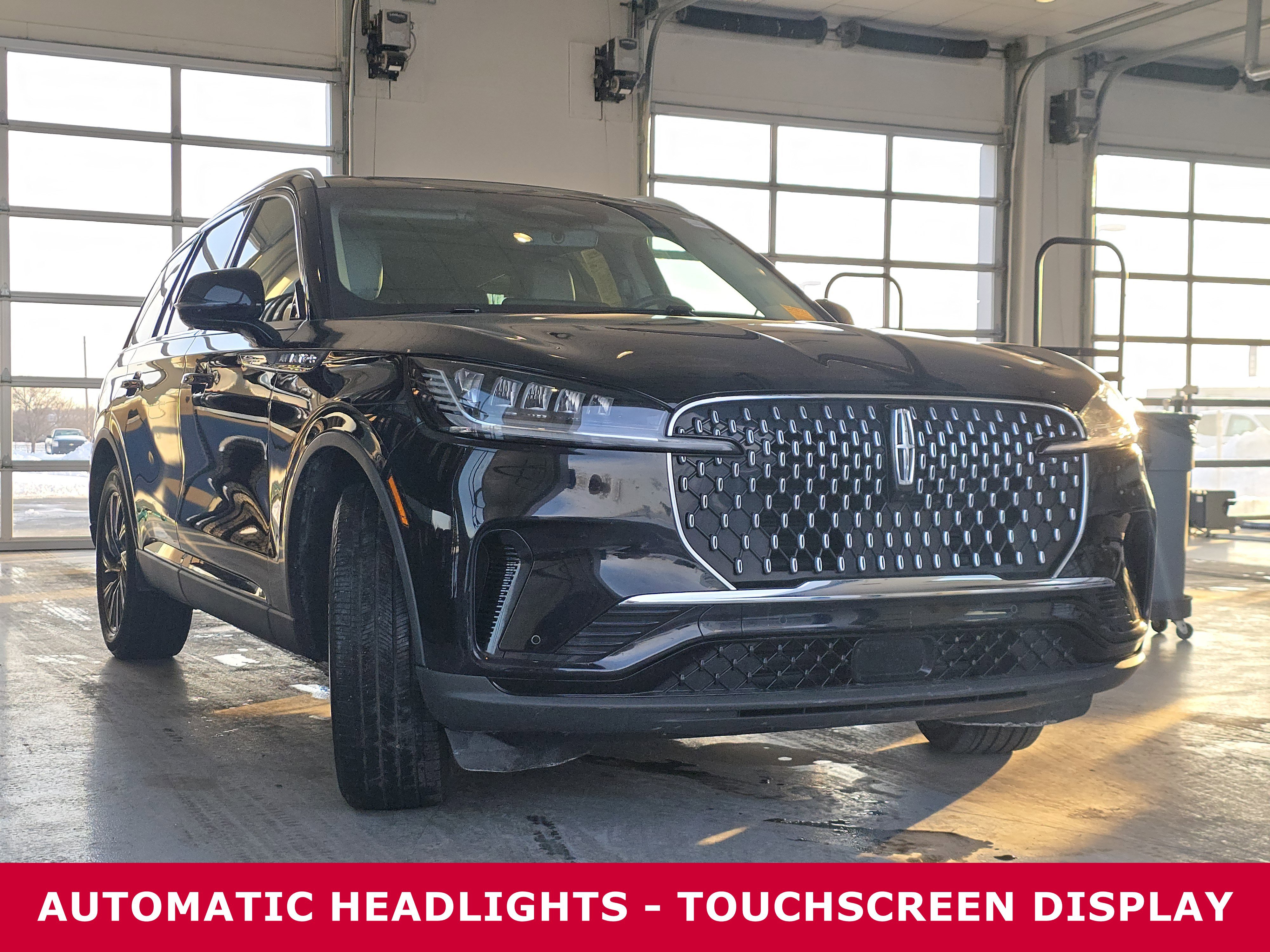 Used 2025 Lincoln Aviator AWD image 3