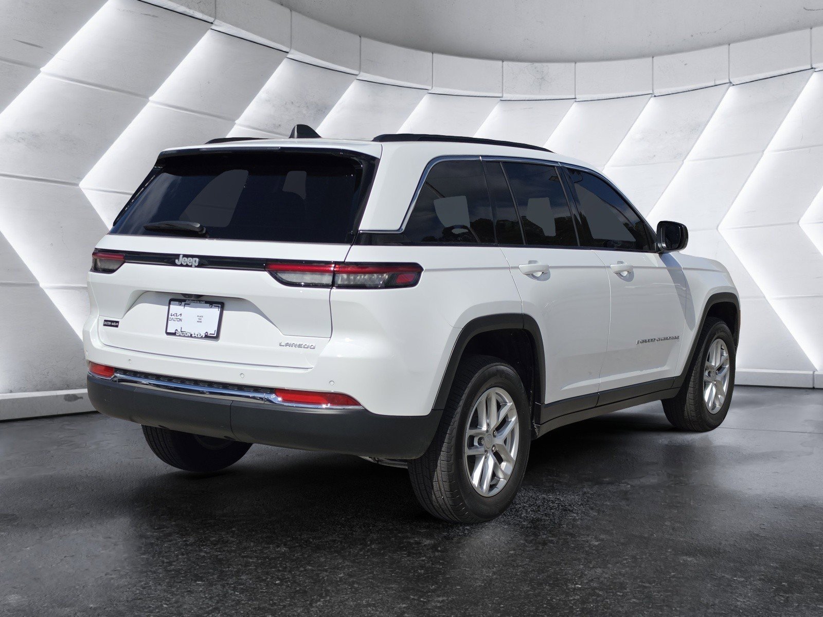 Used 2025 Jeep Grand Cherokee Laredo X w/ Luxury Tech Group I image 3