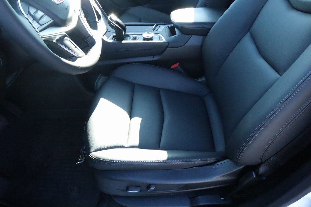 New 2026 Cadillac XT5 Luxury w/ LPO, ONYX Package image 13