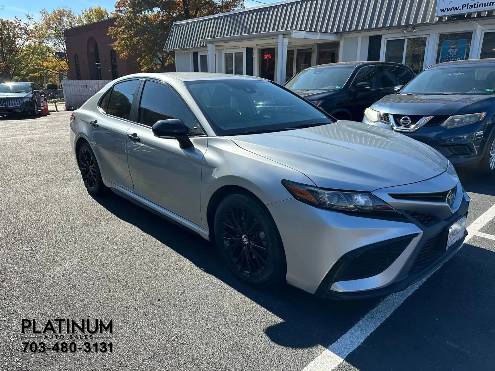 Used 2022 Toyota Camry SE image 4