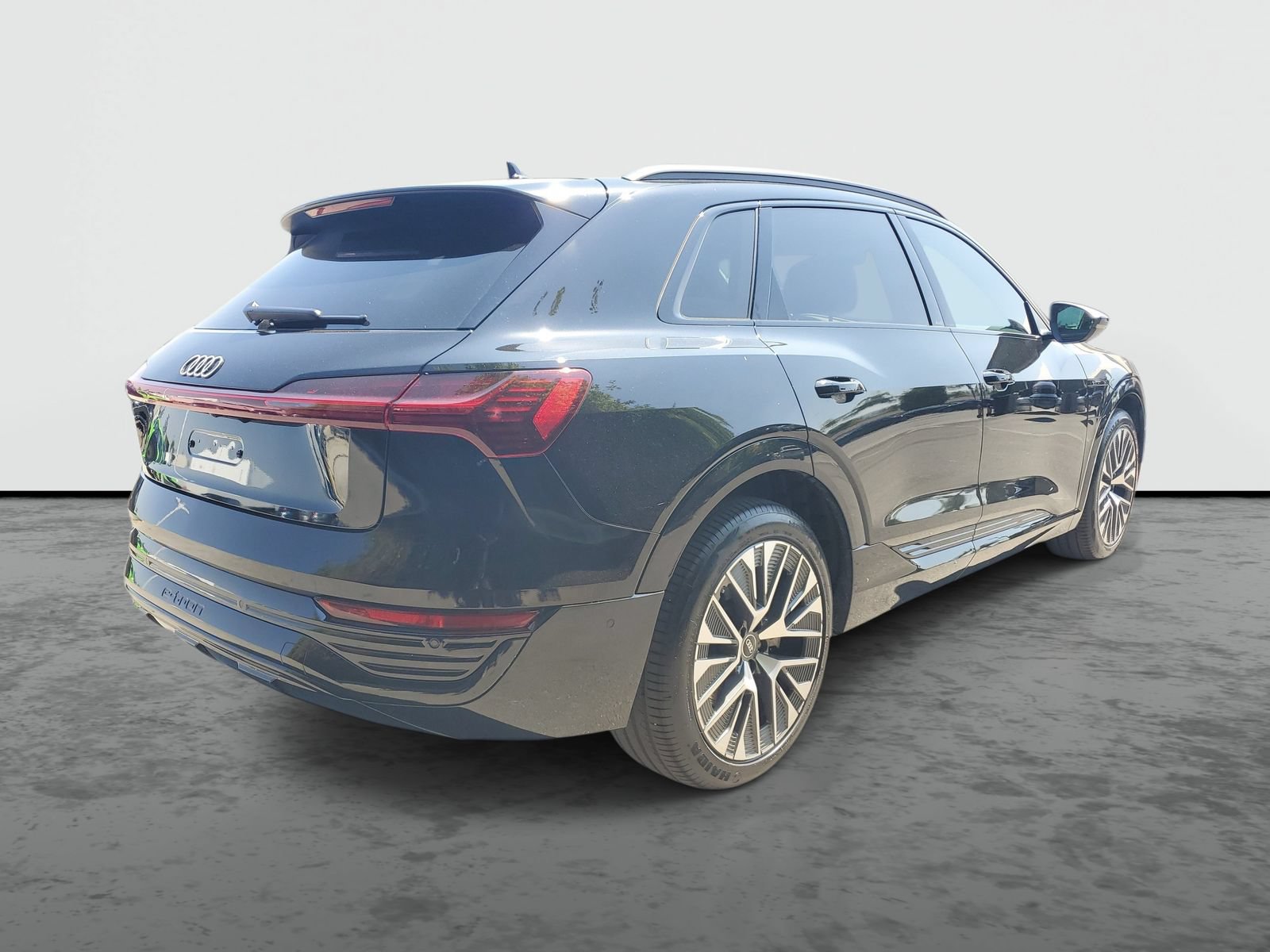 Used 2024 Audi Q8 e-tron Premium Plus AWD/4WD image 4