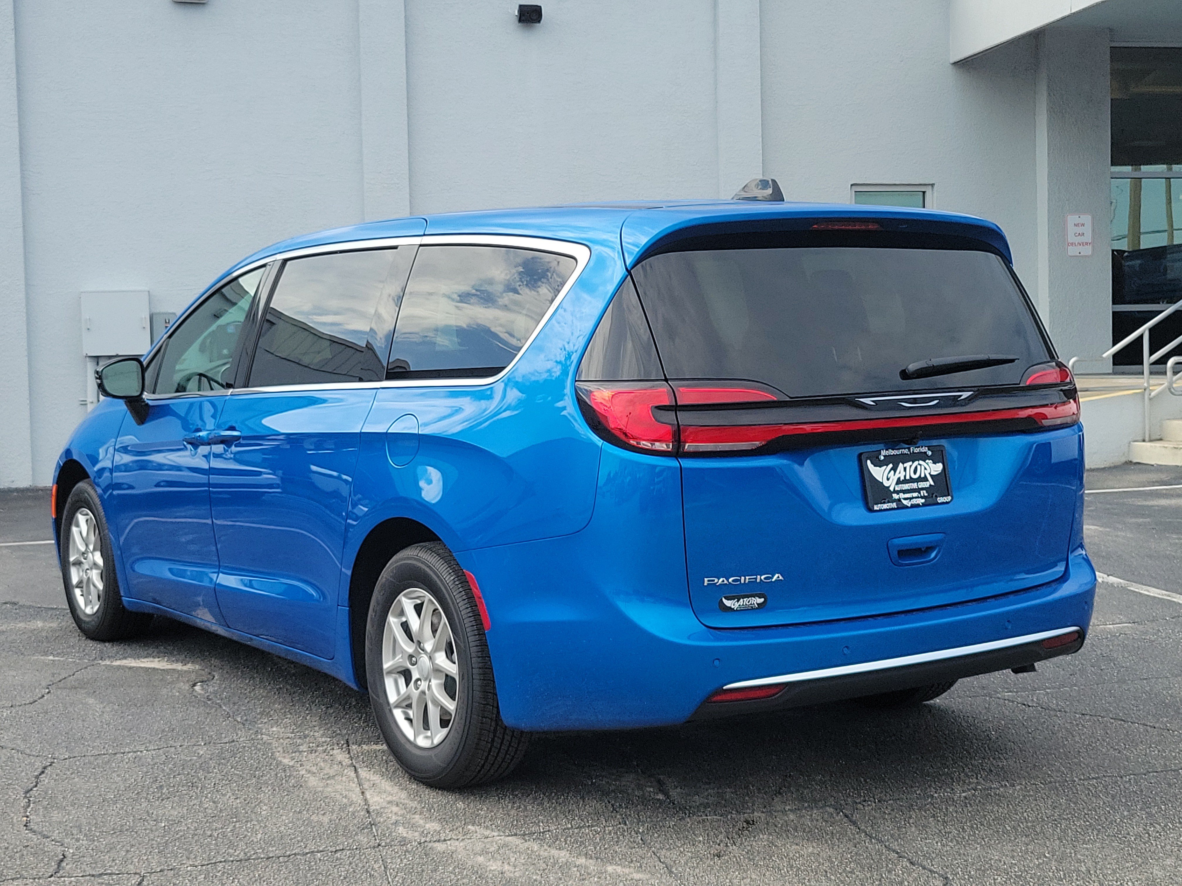 New 2027 Chrysler Pacifica Select FWD image 3