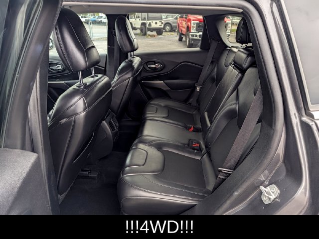 Used 2019 Jeep Cherokee Latitude Plus w/ Cold Weather Group AWD/4WD image 18
