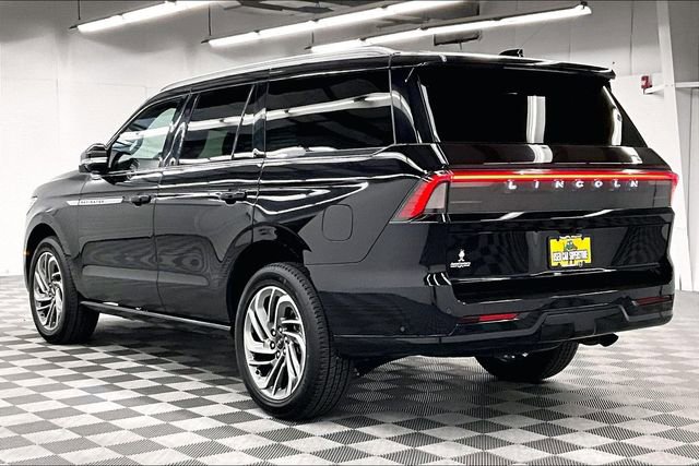 Used 2025 Lincoln Navigator Reserve image 3
