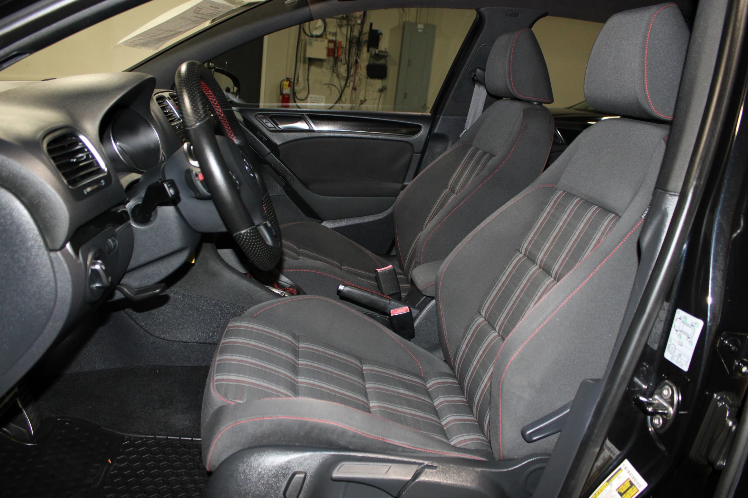 Used 2011 Volkswagen Golf 4-Door FWD image 21