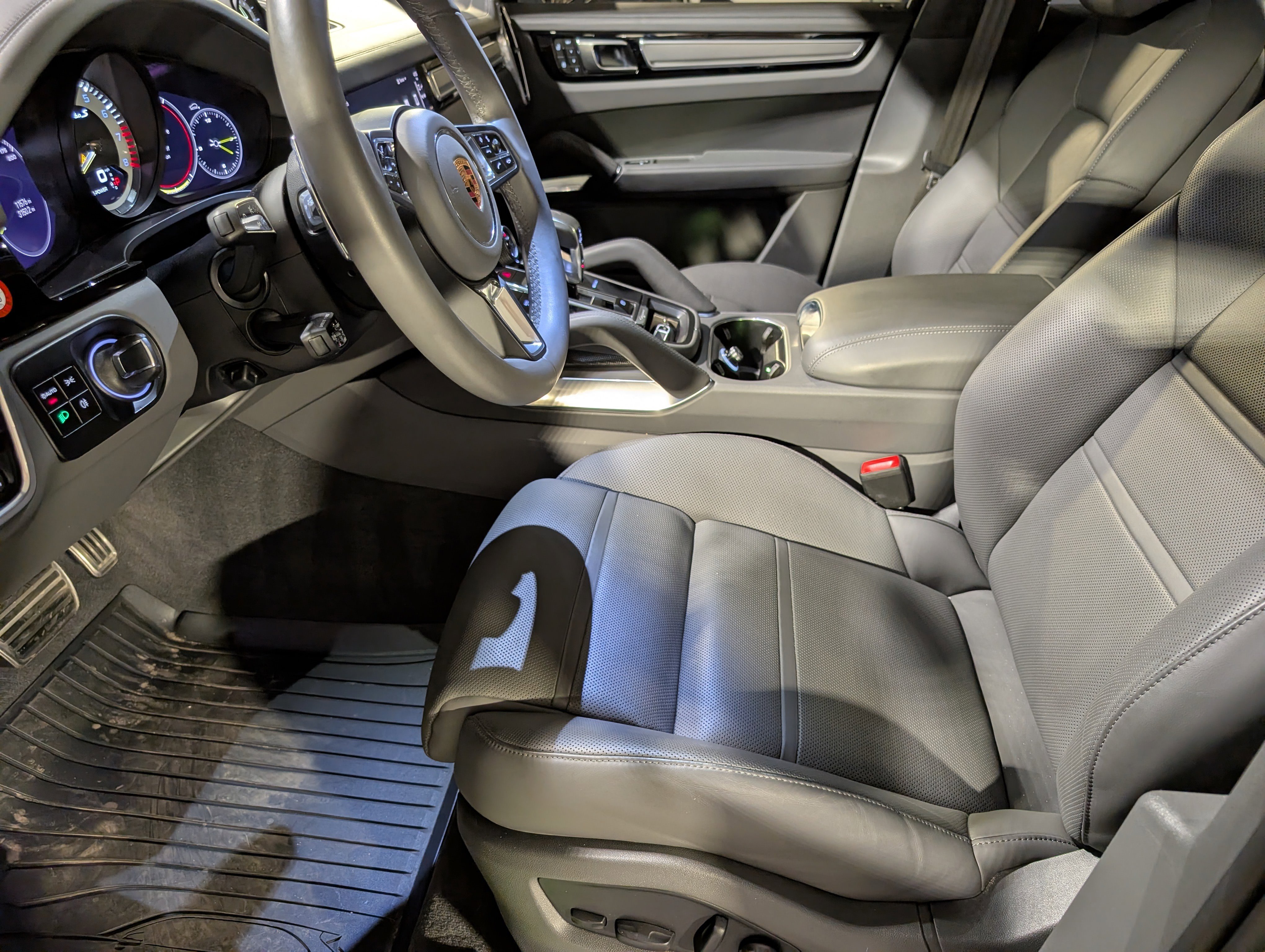 Certified 2023 Porsche Cayenne Turbo S image 5
