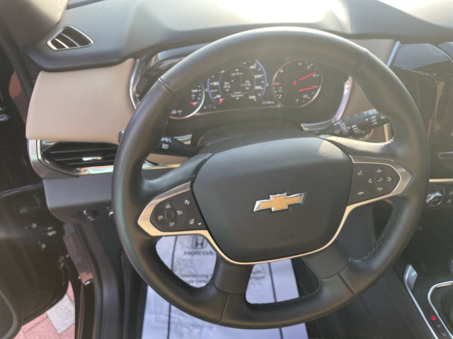 Used 2023 Chevrolet Traverse Premier FWD image 11