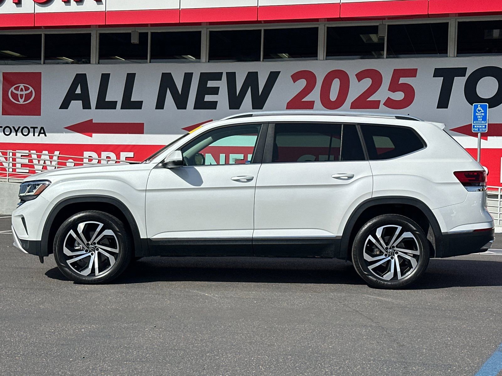 Used 2023 Volkswagen Atlas SEL image 2