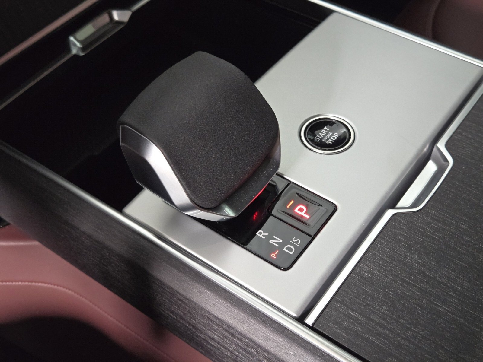 New 2025 Land Rover Range Rover SE image 32