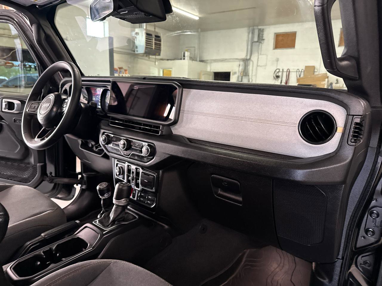 Used 2024 Jeep Wrangler Unlimited image 55