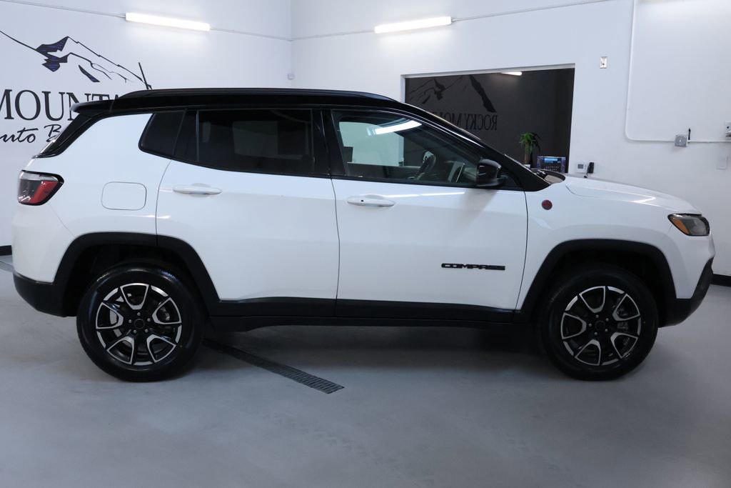 Used 2025 Jeep Compass Trailhawk AWD/4WD image 8
