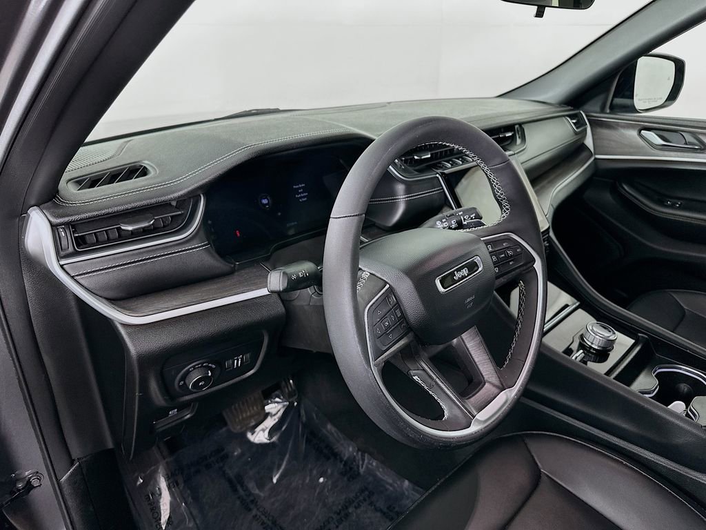 Certified 2025 Jeep Grand Cherokee Limited w/ MOPAR Finishing Package image 17