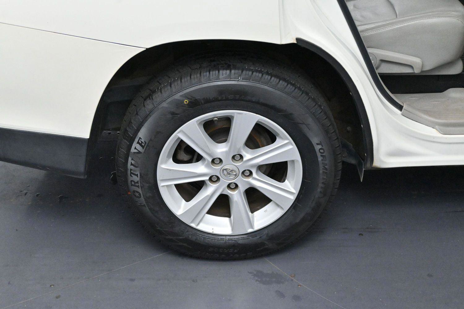 Used 2012 Toyota Highlander SE w/ Tow Pkg FWD image 35