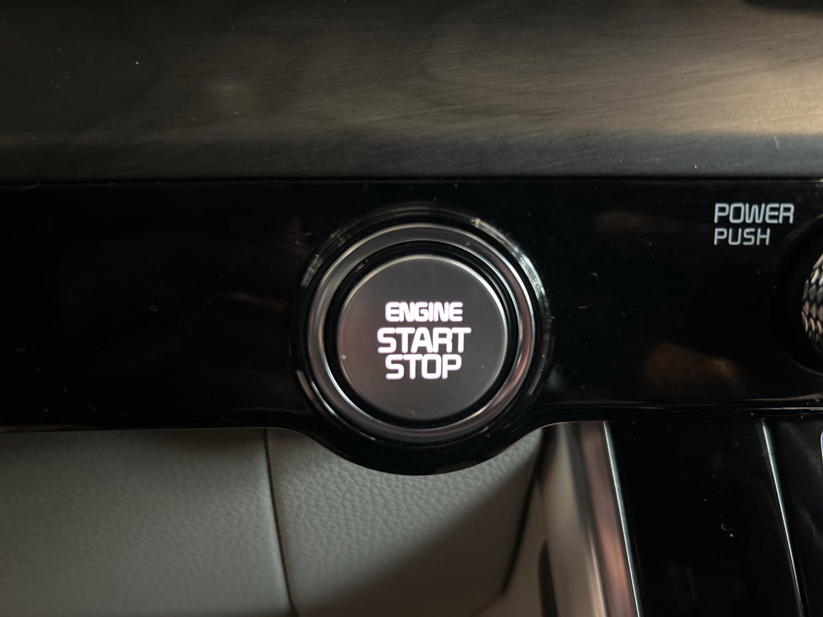 Certified 2024 Kia Carnival EX image 32