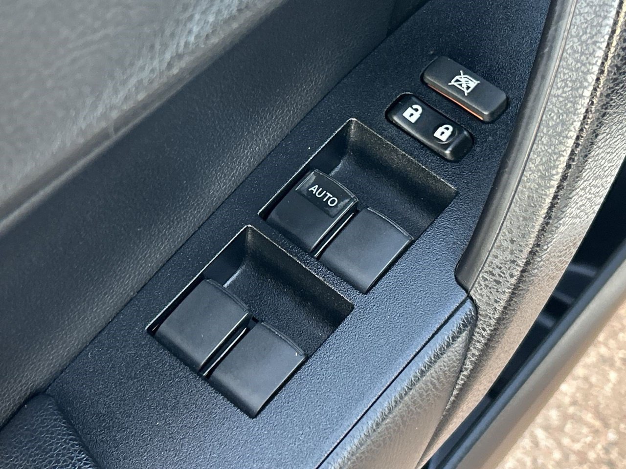Used 2018 Toyota Corolla SE w/ Carpet Mat Package (TMS) FWD image 18