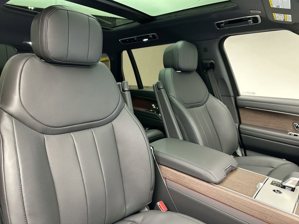 New 2025 Land Rover Range Rover Long Wheelbase SE image 5