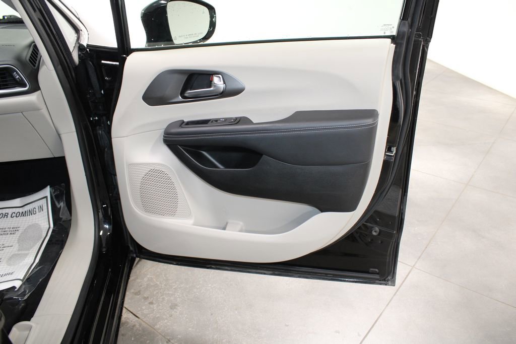 Used 2024 Chrysler Pacifica Touring-L image 31