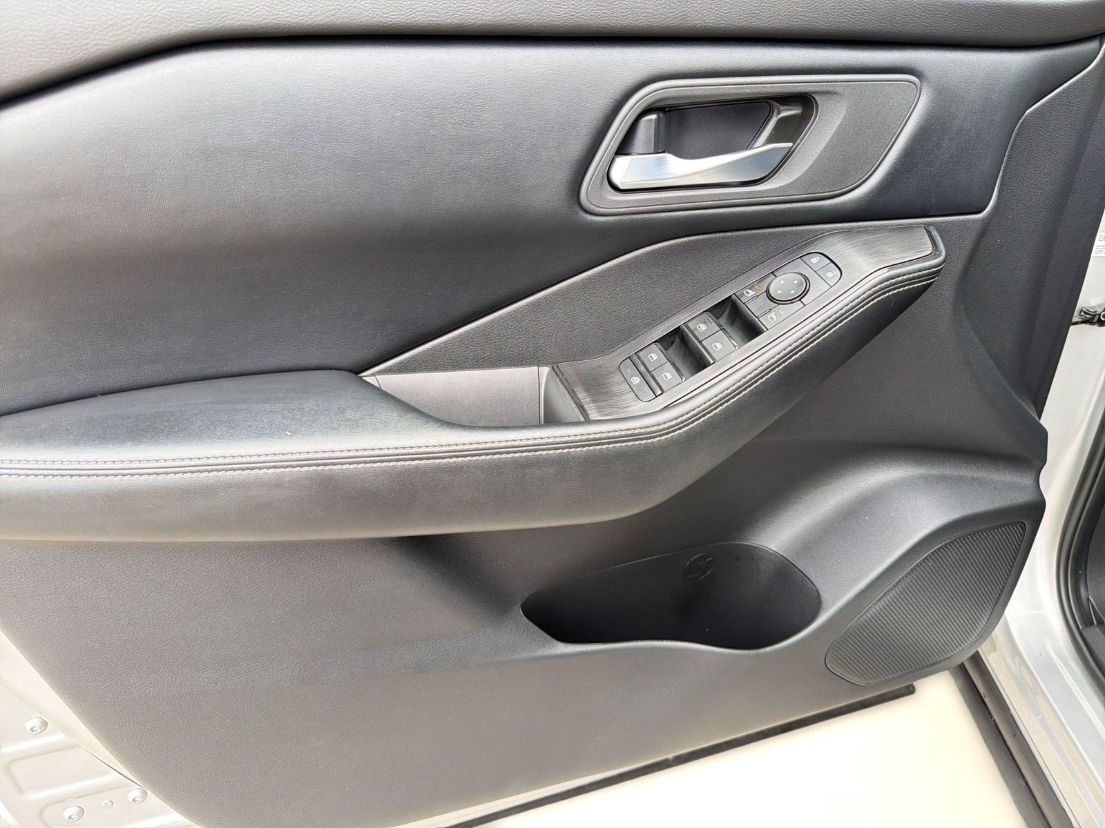 Used 2025 Nissan Rogue SV FWD image 13