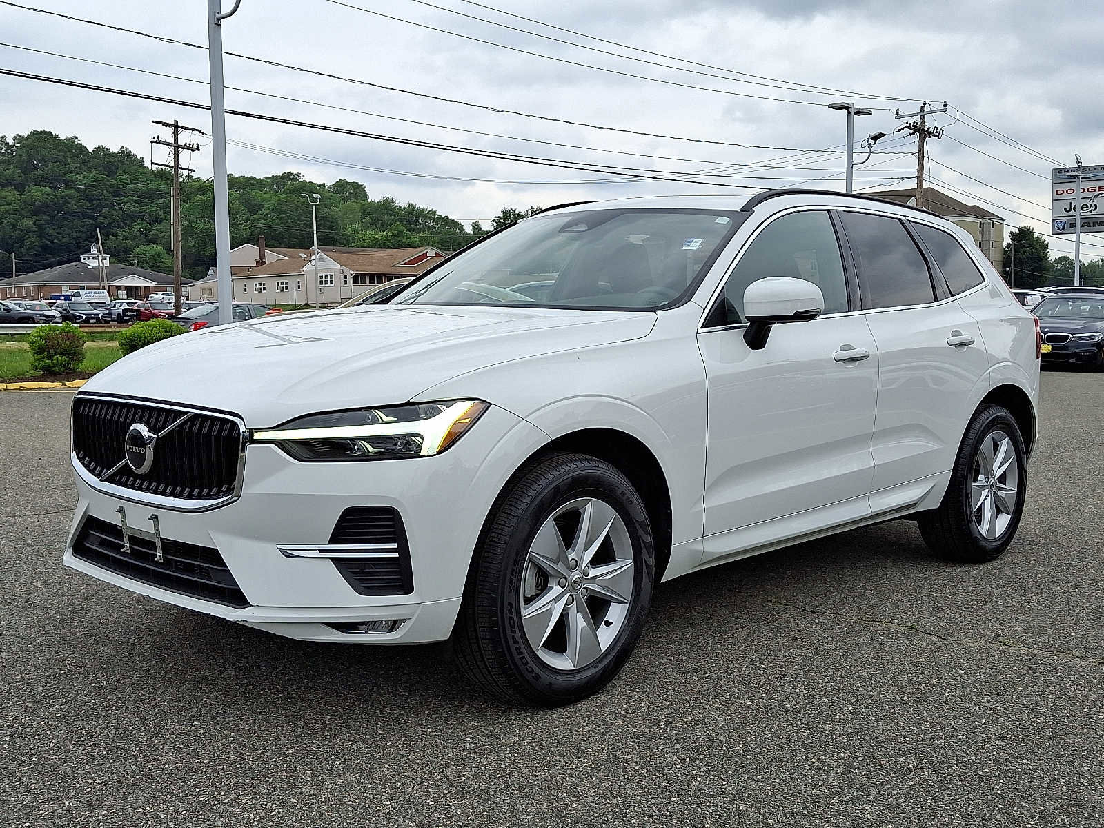 Used 2022 Volvo XC60 B5 Momentum image 3