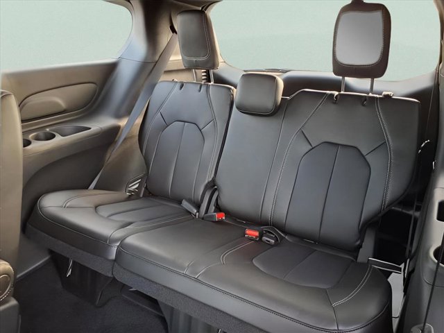 New 2025 Chrysler Voyager LX image 17