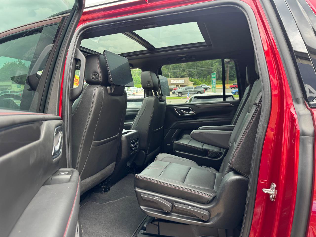 Used 2022 Chevrolet Suburban RST w/ Luxury Package RWD image 11