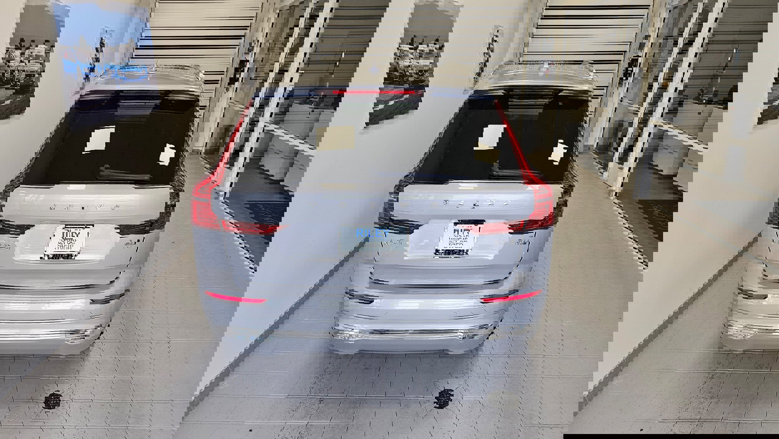 Certified 2022 Volvo XC60 B6 Inscription w/ Climate Package image 5