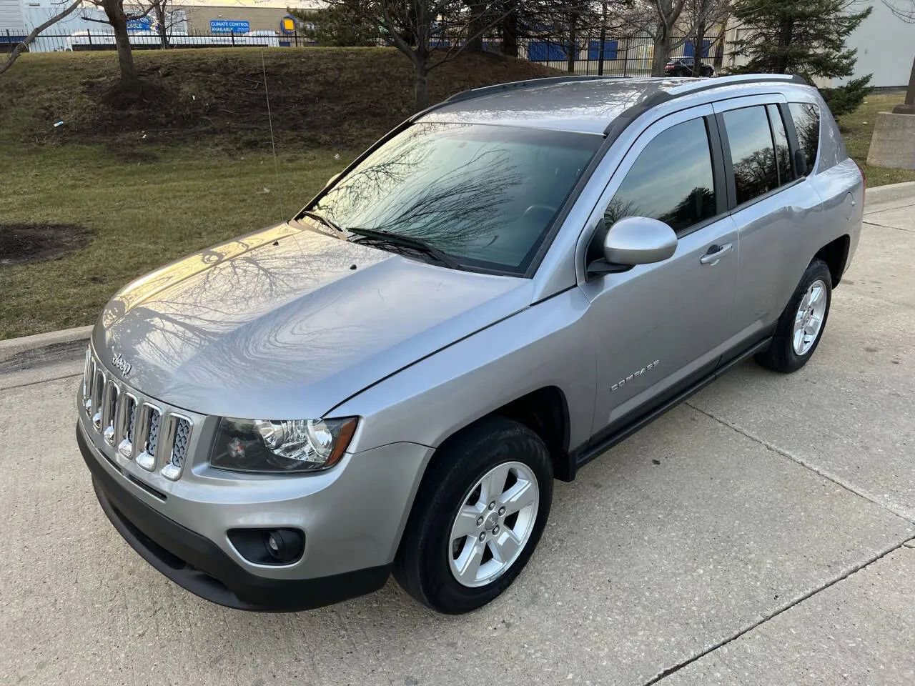 Used 2017 Jeep Compass Latitude image 3
