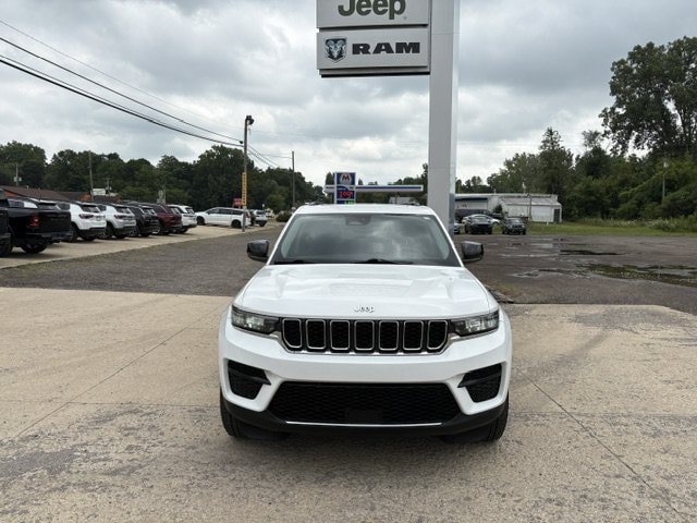 Used 2023 Jeep Grand Cherokee Laredo w/ Luxury Tech Group I AWD/4WD image 2