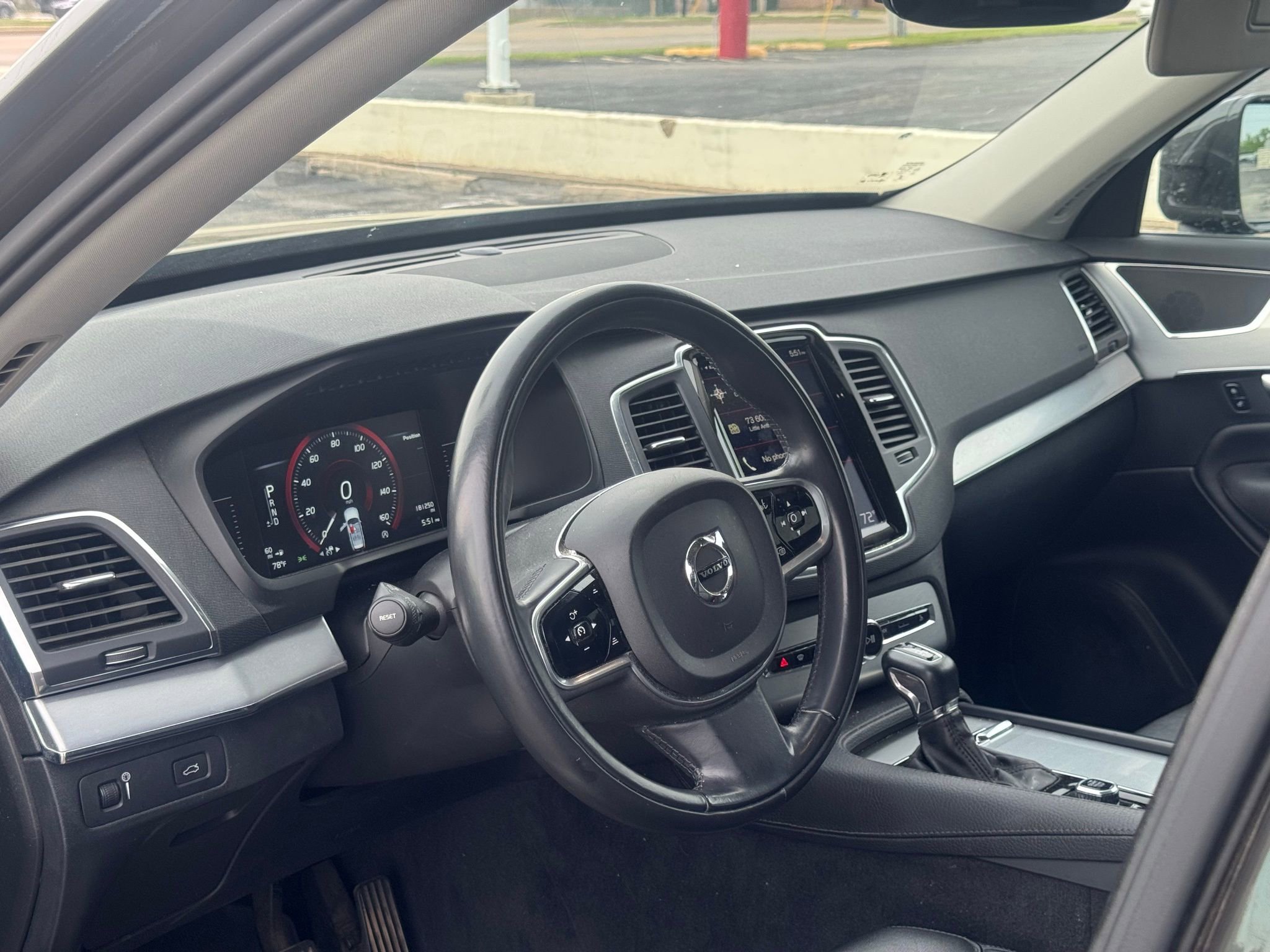 Used 2018 Volvo XC90 T5 Momentum w/ Convenience Package image 9