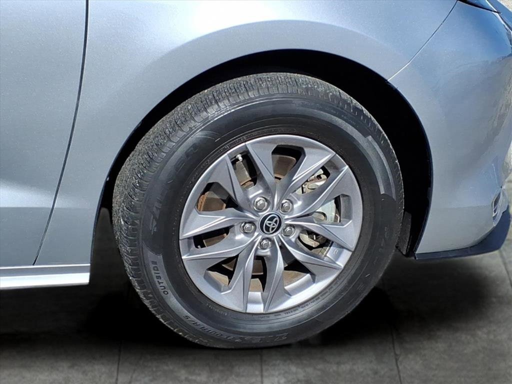 Used 2023 Toyota Sienna XLE image 9