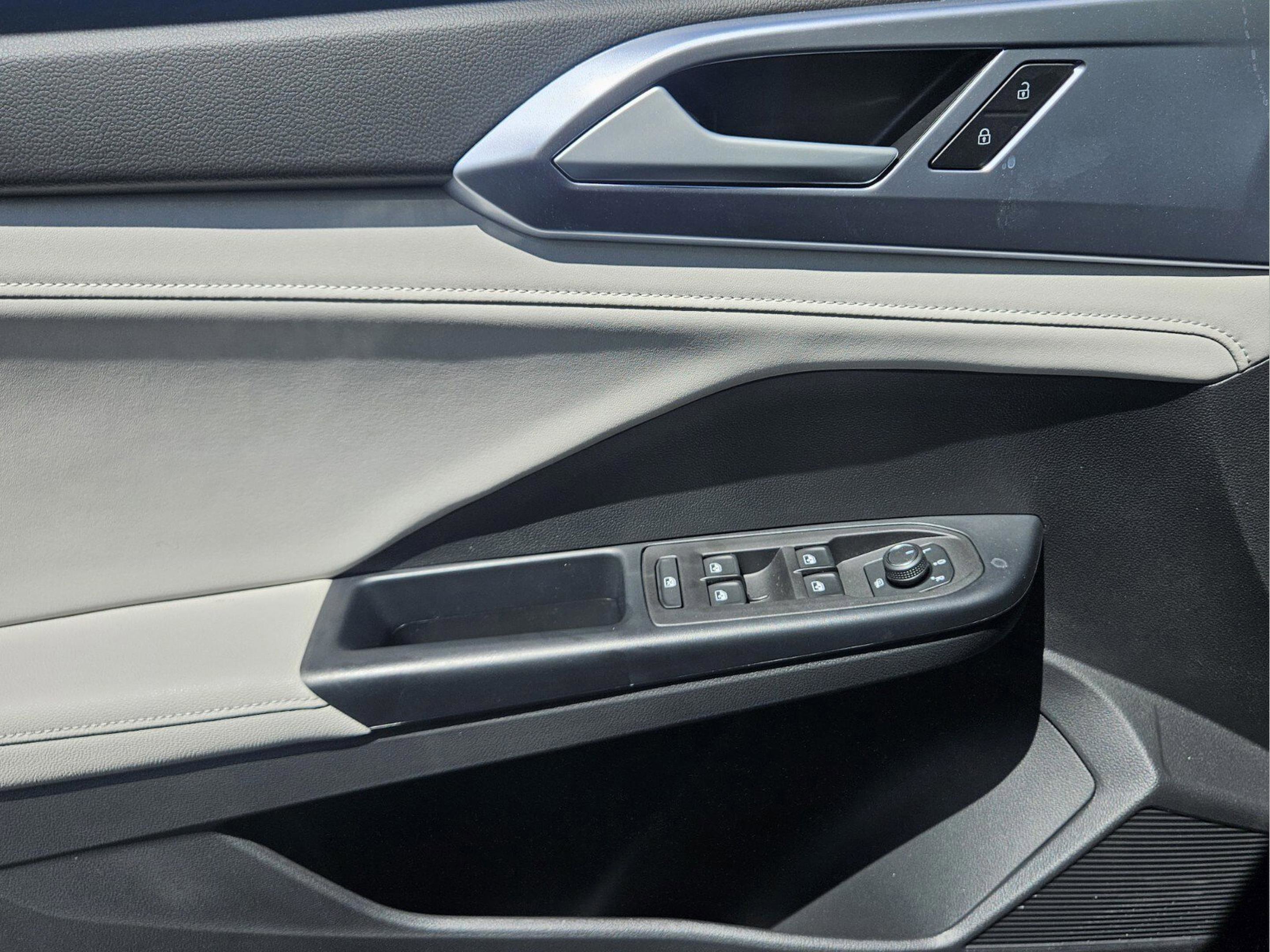 New 2025 Volkswagen Taos SE image 13