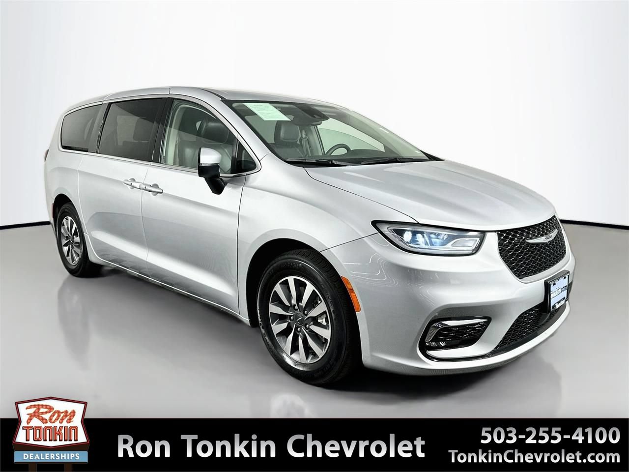 Used 2023 Chrysler Pacifica Touring-L FWD image 1