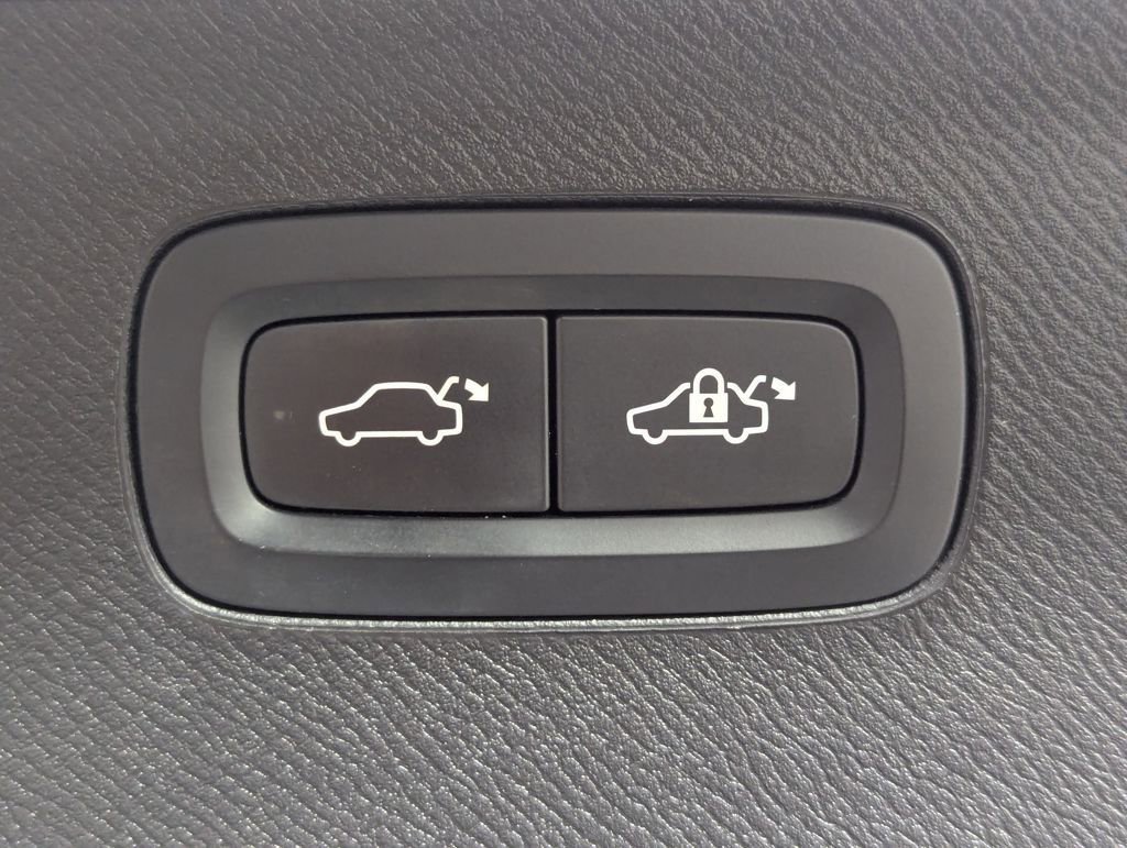 Used 2017 Volvo XC90 T6 Momentum w/ Vision Package image 23