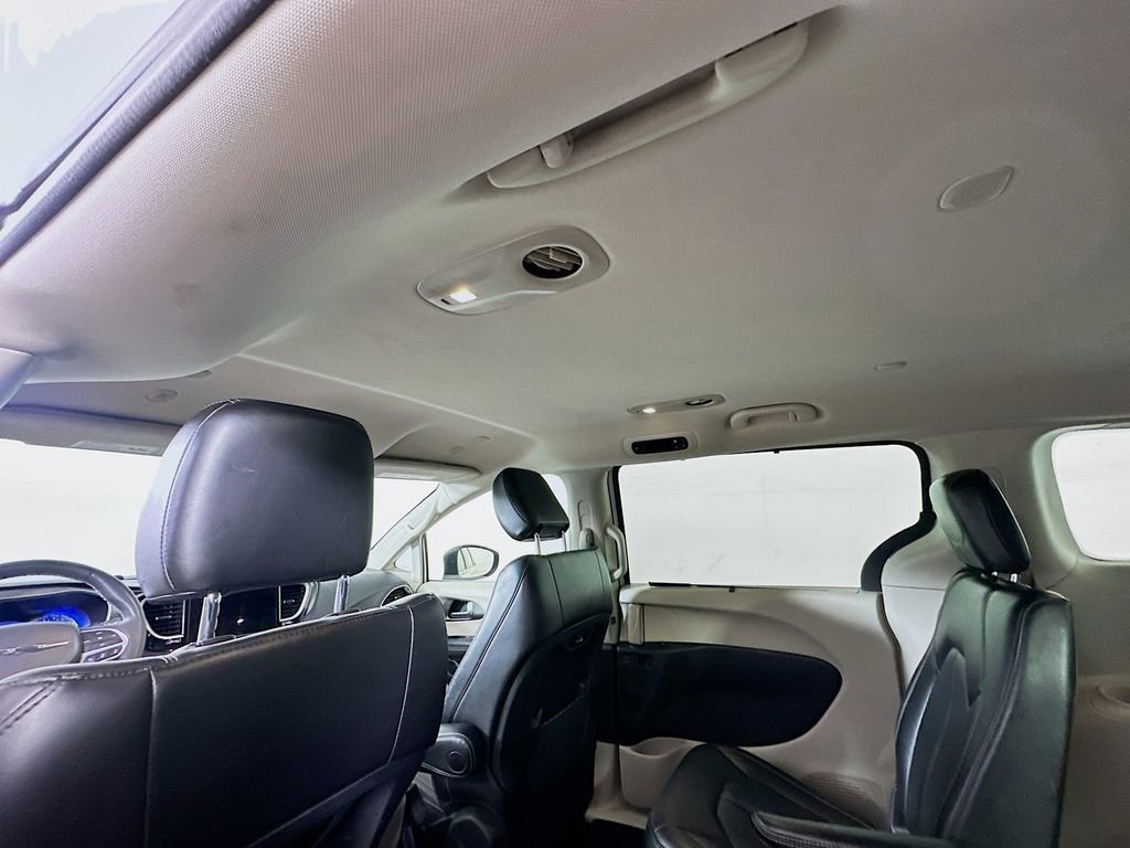 Used 2023 Chrysler Pacifica Touring-L image 13