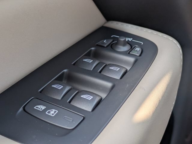 Certified 2026 Volvo XC60 B5 Plus w/ Climate Package AWD/4WD image 33