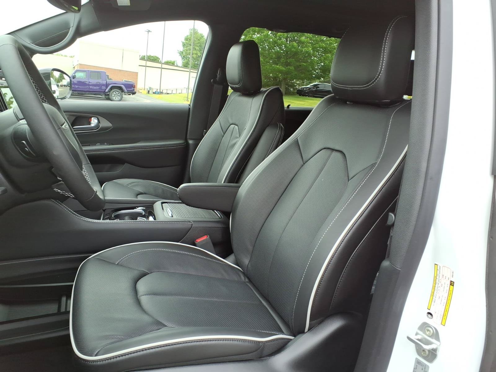 New 2027 Chrysler Pacifica Limited FWD image 12