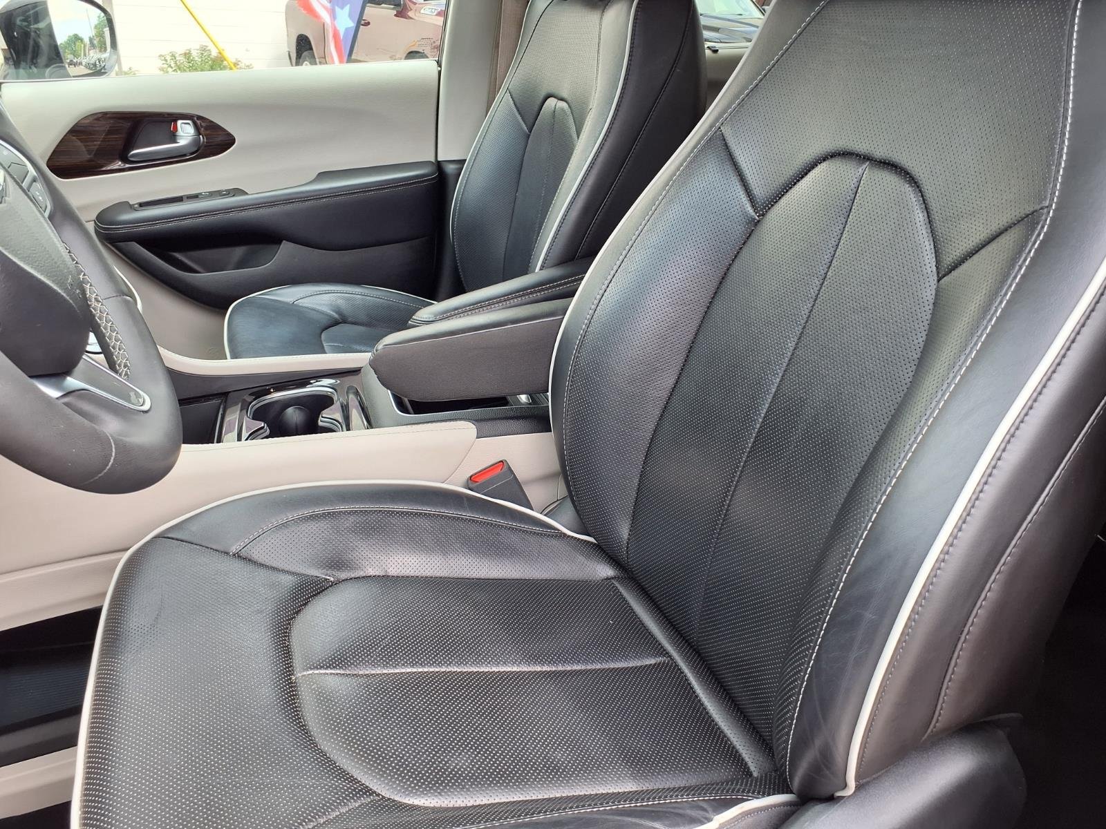Certified 2023 Chrysler Pacifica Limited FWD image 3
