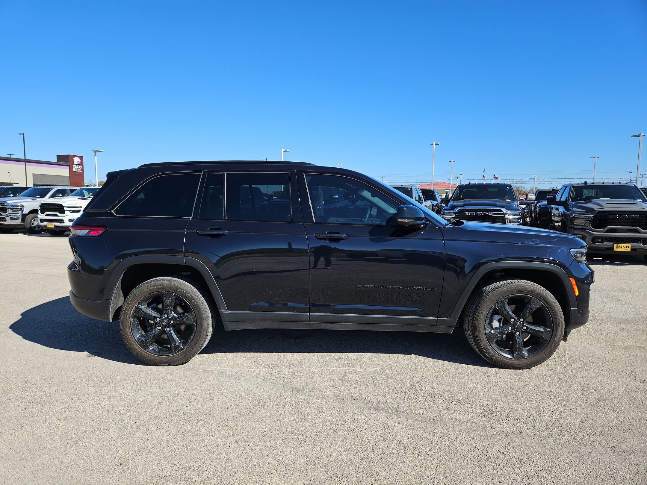Certified 2024 Jeep Grand Cherokee Limited w/ Luxury Tech Group II image 2