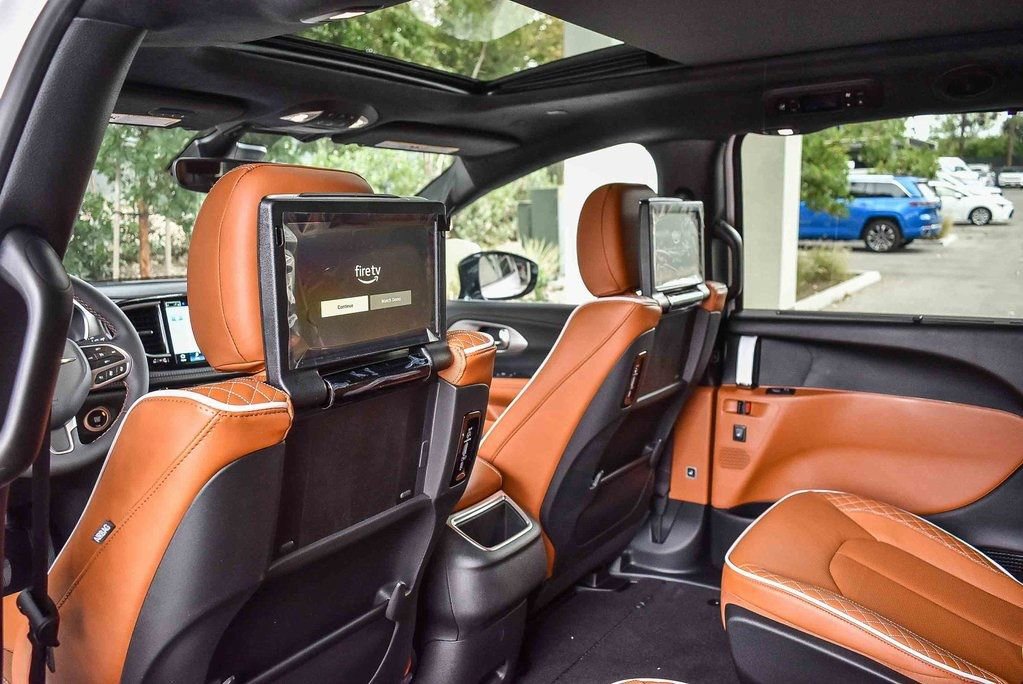 New 2026 Chrysler Pacifica Pinnacle w/ Trailer Tow Group image 19