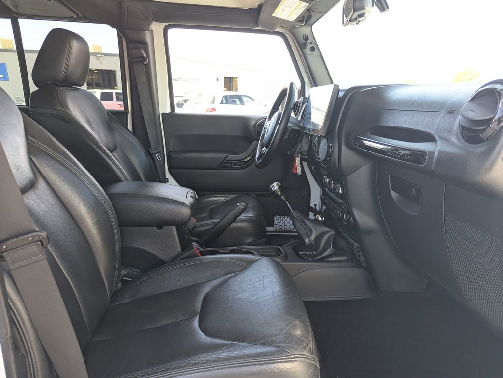 Used 2015 Jeep Wrangler Unlimited Sahara AWD/4WD image 36