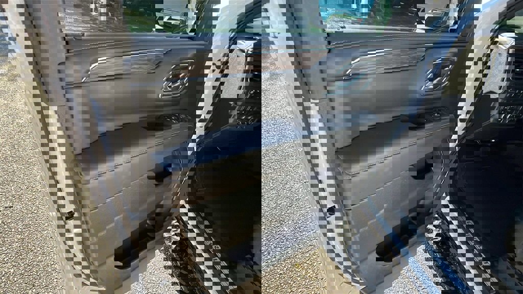 Used 2022 Chevrolet Tahoe Z71 w/ Luxury Package image 11