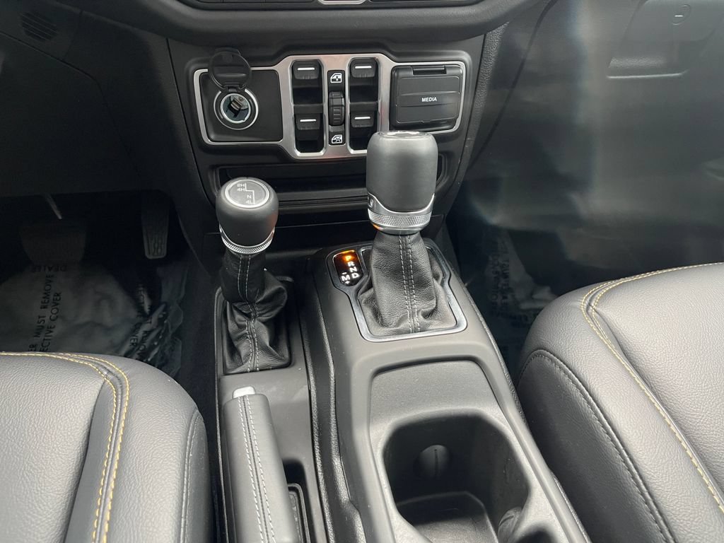 Used 2025 Jeep Wrangler Unlimited Sahara AWD/4WD image 11