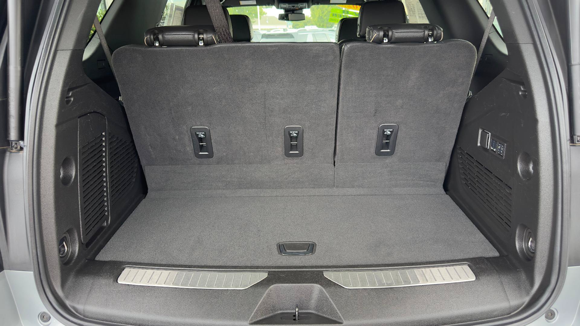 Used 2025 Chevrolet Tahoe Premier RWD image 6