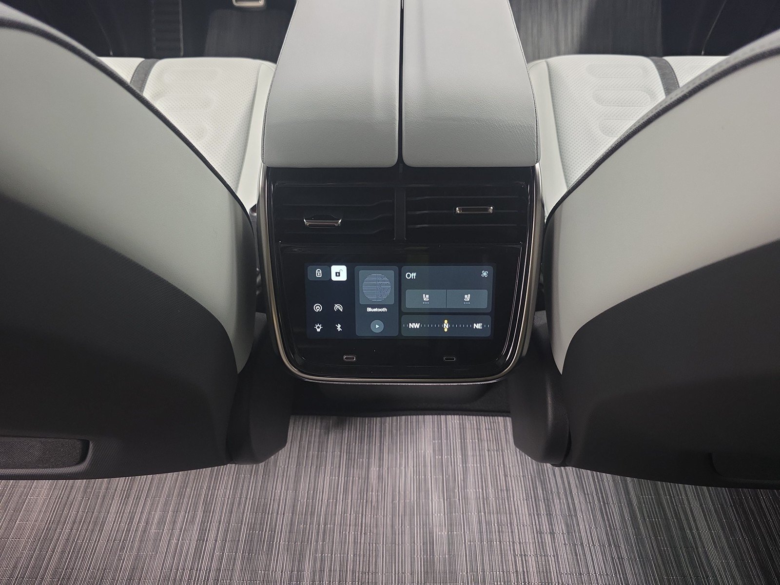Used 2024 Rivian R1S Adventure AWD/4WD image 30