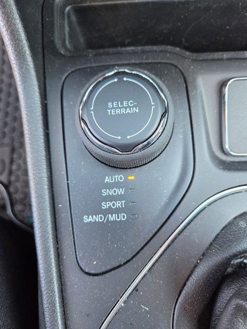 Used 2020 Jeep Cherokee Latitude w/ Cold Weather Group AWD/4WD image 7