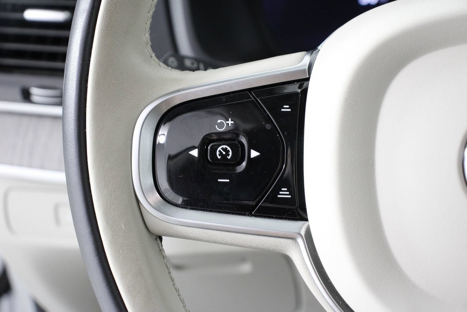 Used 2023 Volvo XC90 T8 Ultimate AWD/4WD image 10