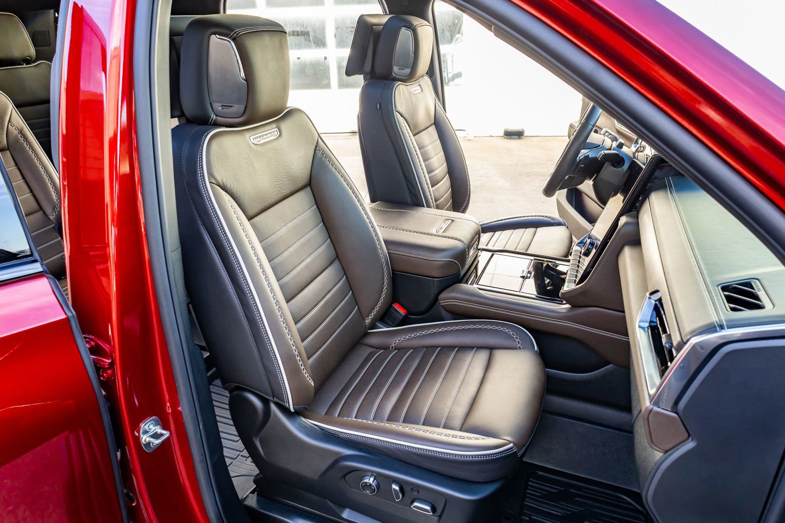 Used 2025 GMC Yukon Denali Ultimate image 32