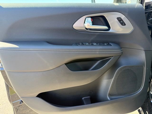 New 2026 Chrysler Pacifica Select image 10